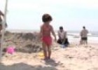 Vídeo: nena jugant a la platja | Recurso educativo 14307
