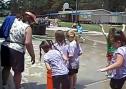 Vídeo: joc de relleus transportant aigua | Recurso educativo 18556