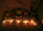 Niños indios leyendo con velas | Recurso educativo 688504